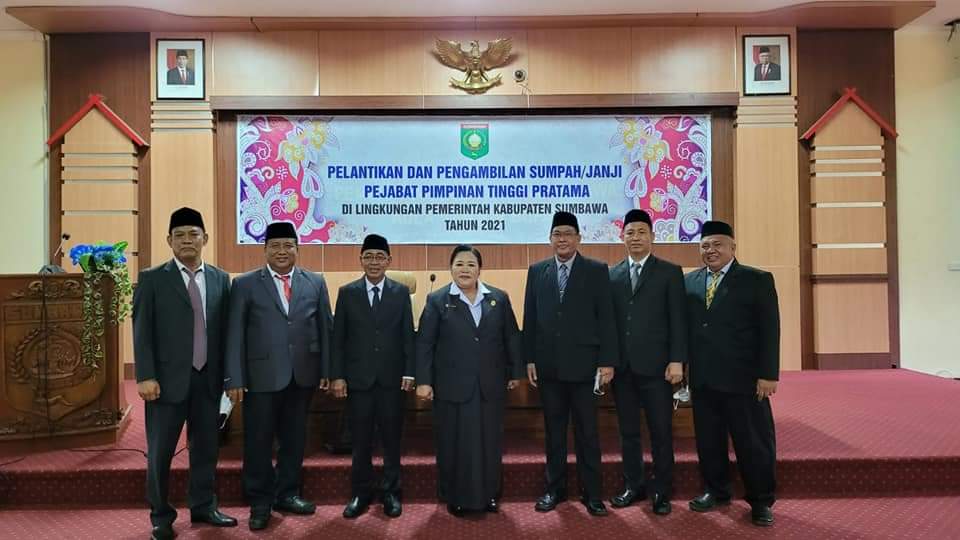 PELANTIKAN DAN PENGAMBILAN SUMPAH JANJI PEJABAT PIMPINAN TINGGI PRATAMA OLEH BUPATI SUMBAWA