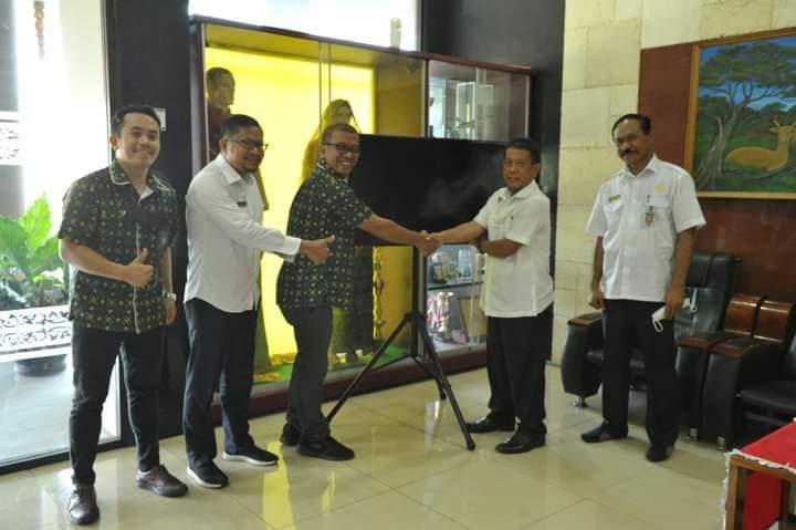  PEMERINTAH KABUPATEN SUMBAWA, MENERIMA BANTUAN 1 UNIT TV LED DARI PT. PEGADAIAN (Persero) CABANG SUMBAWA