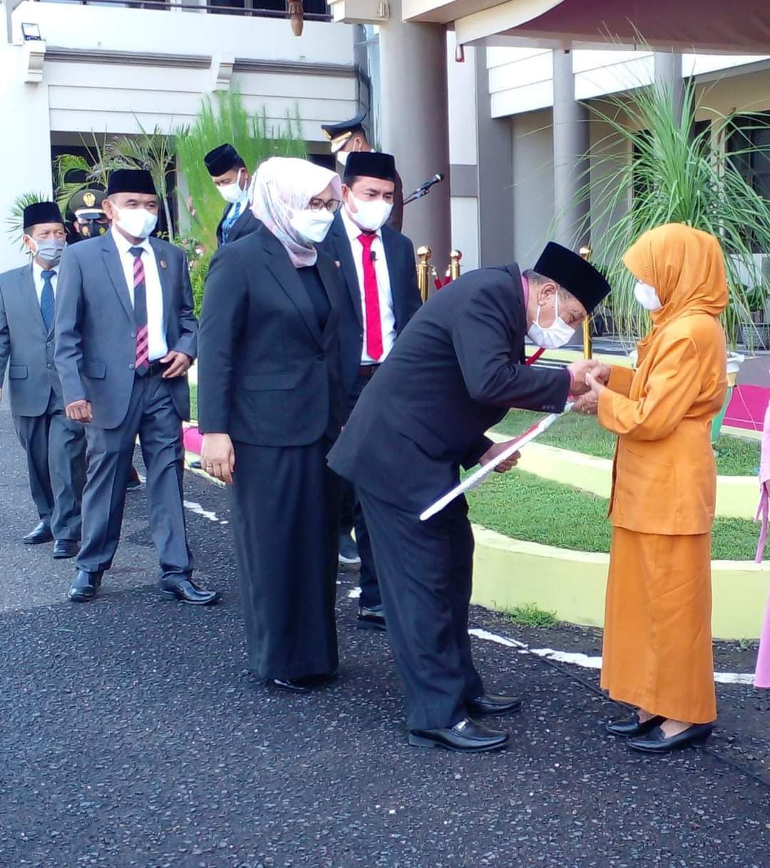 PENYERAHAN BANTUAN SOSIAL UANG TALI ASIH 