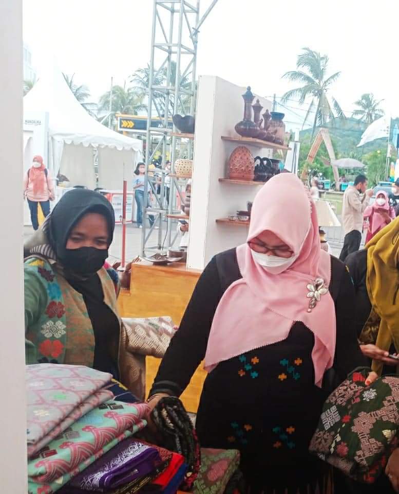 PAMERAN PRODUK UMKM DAN KESENIAN DAERAH MENYEMARAKAN ACARA PEMBUKAAN MANDALIKA SUPER FEST 2021 