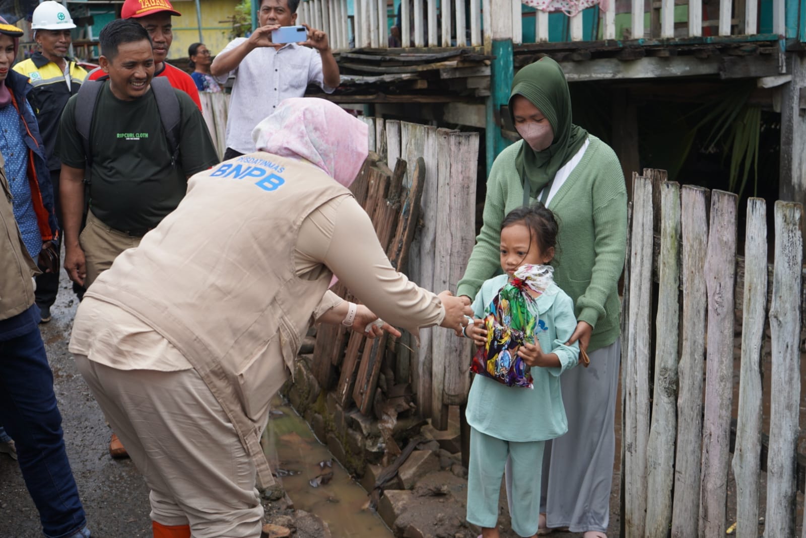 Wakil Bupati Sumbawa memberikan bantuan Sembako kepada Warga yang terdampak Banjir di Kecamatan Empang dan Kecamatan Tarano  