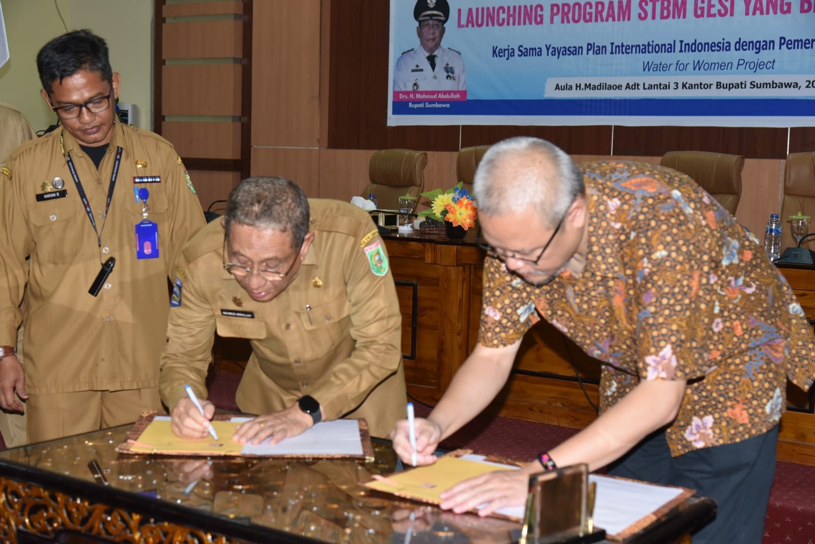 BUPATI SUMBAWA MENGHADIRI DAN MEMBERI SAMBUTAN PADA ACARA DEKLARASI KABUPATEN SUMBAWA SEBAGAI KABUPATEN STBM dan LAUNCHUNG STBM GESI YANG BERKETAHANAN IKLIM