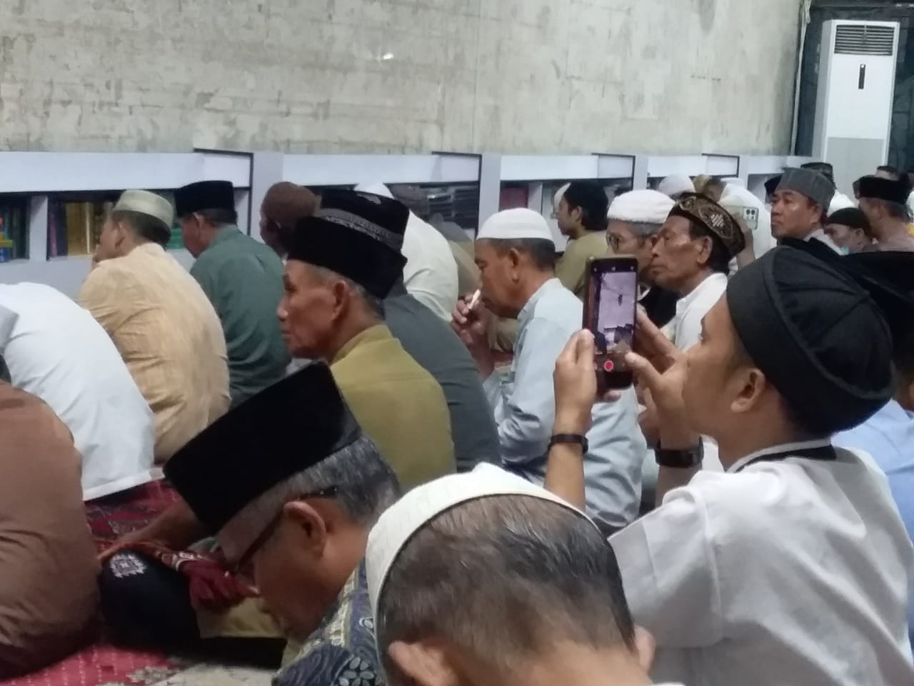 Bupati Sumbawa  melakukan Sholat Tarawih  bersama Warga di Masjid Agung Nurul Huda Sumbawa Besar 