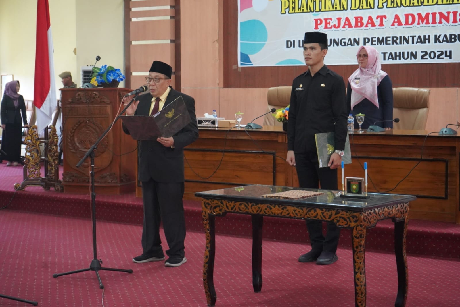 BUPATI SUMBAWA MELANTIK 70 PEJABAT ADMINISTRASI DI LINGKUNGAN PEMERINTAH KABUPATEN SUMBAWA 