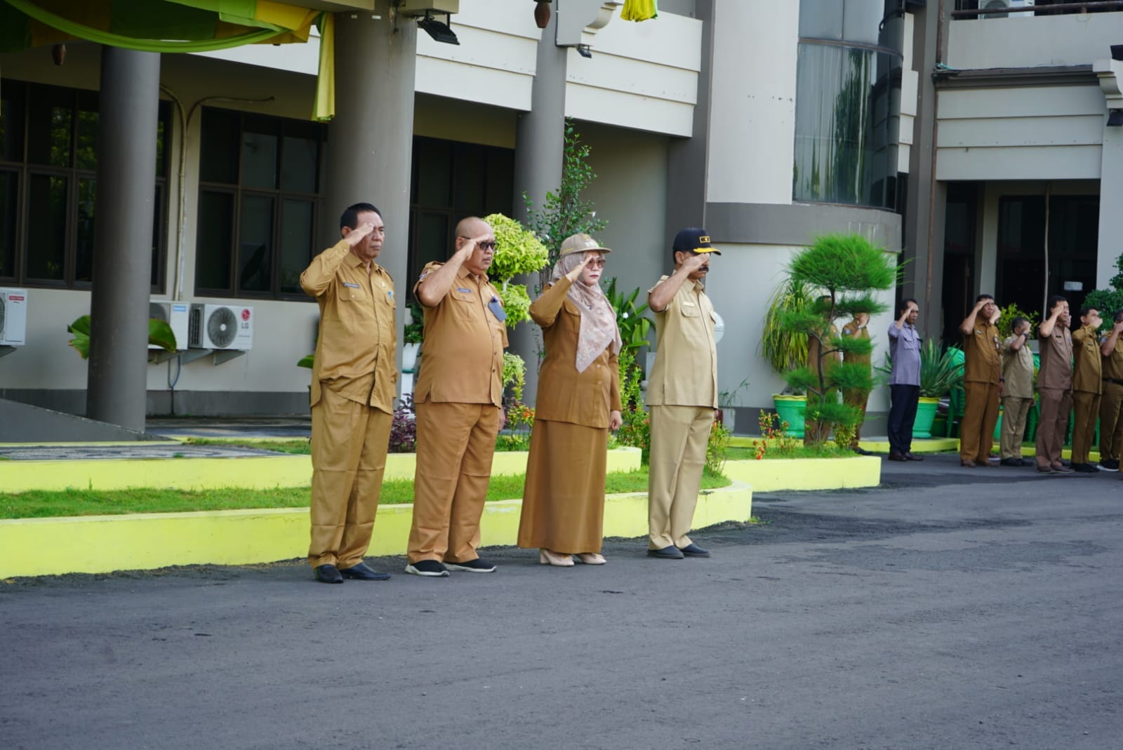 Bupati Sumbawa menjadi Inspektur Upacara Bendera Senin pertama pada Bulan Maret. 
