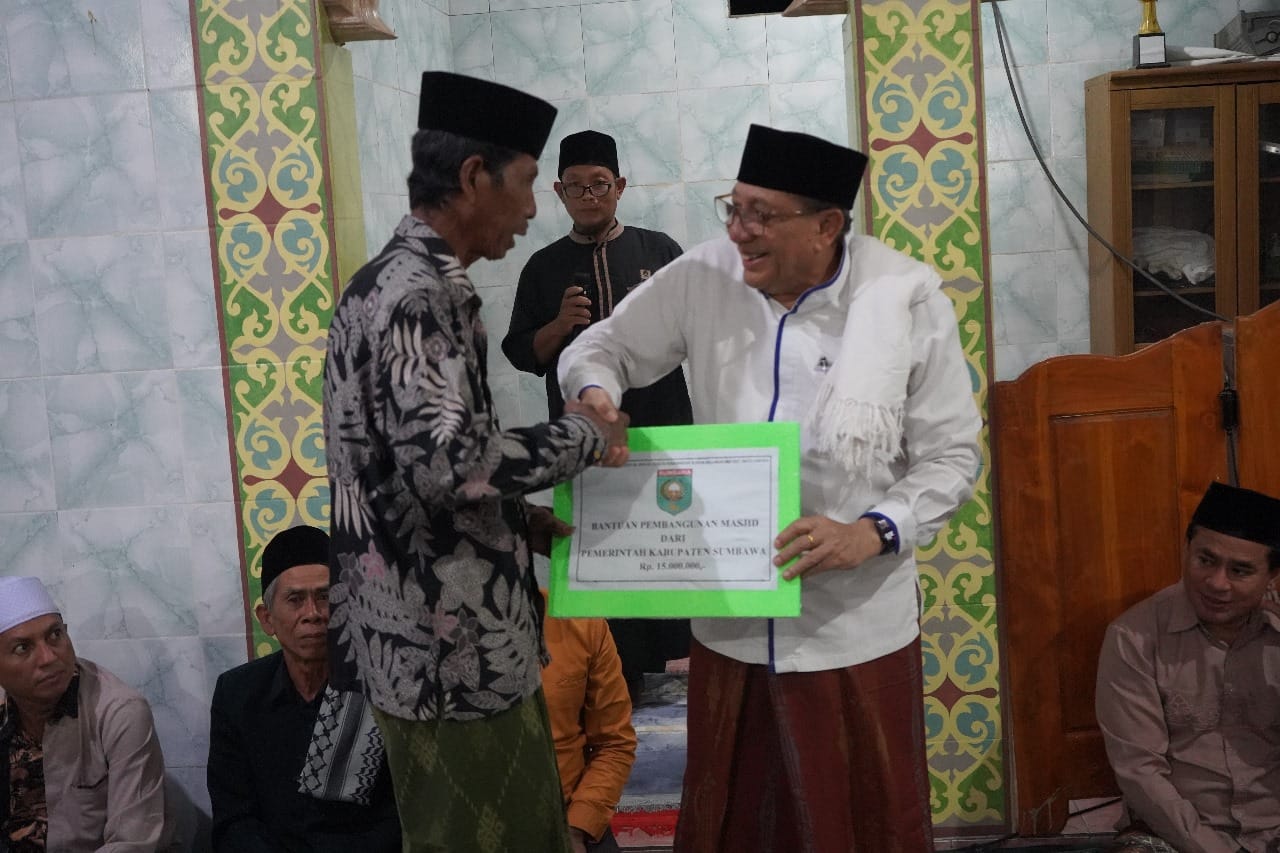 Safari Ramadhan Semongkat, Bupati Sumbawa Serahkan Bantuan Untuk Masyarakat