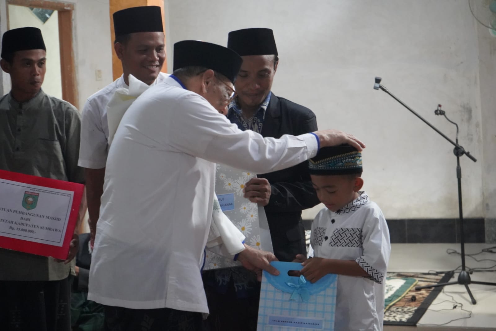 Bupati Sumbawa - Drs.H.Mahmud Abdullah beserta Rombongan melaksanakan Safari Ramadhan Gabungan  di Masjid Nurul Iman Desa Sebeok Kecamatan Orong Telu