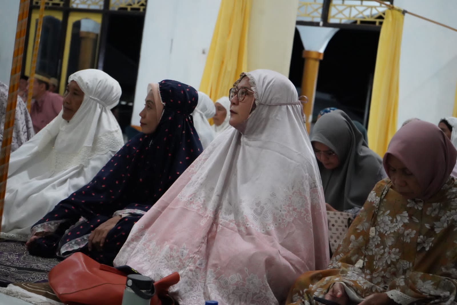 Wakil Bupati Sumbawa -Hj. Dewi Noviany. S.Pd.,M..Pd melaksanakan Safari Ramadhan bersama Rombongan di Masjid Attaqwa Dusun Punkit Beru Desa Pungkit Ke