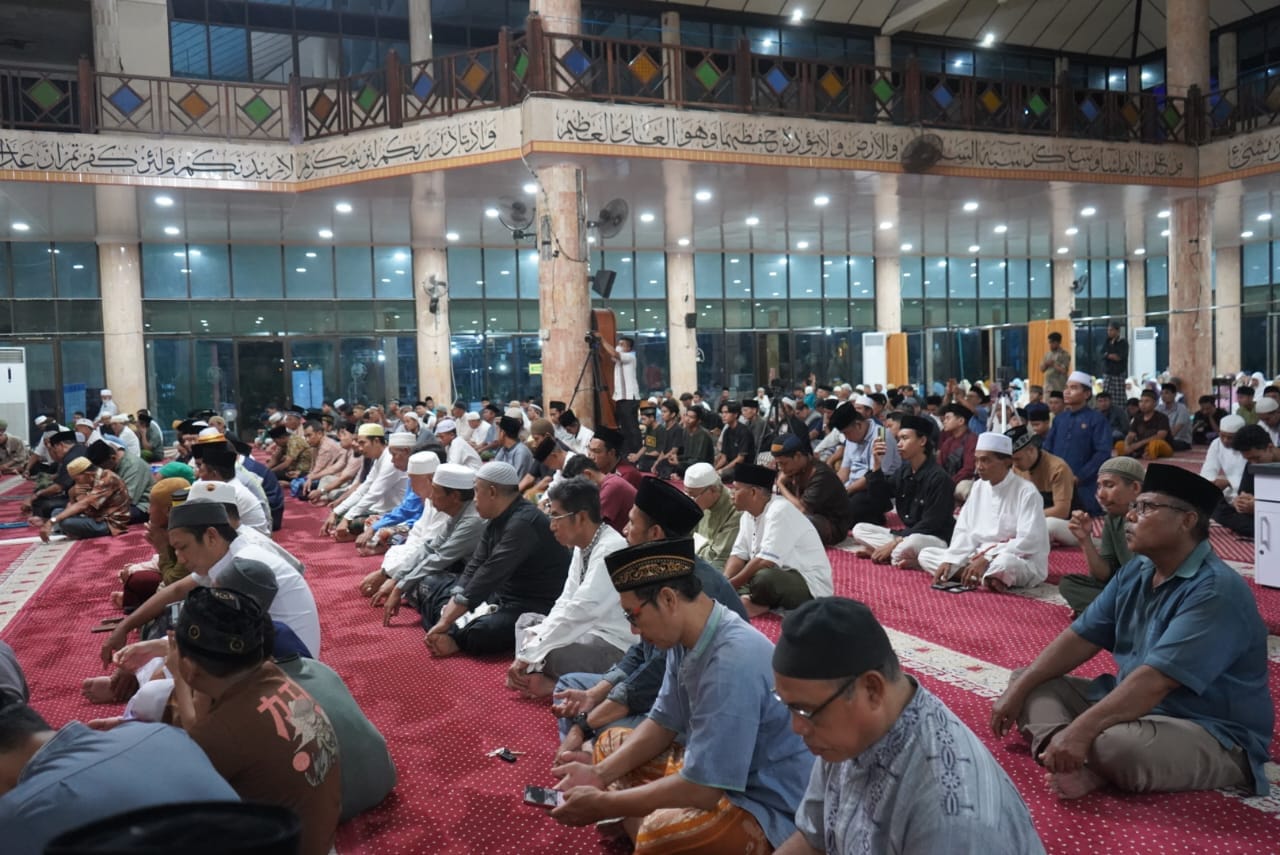 Bupati Sumbawa menghadiri Nuzulul Qur'an yang berlangsung di Masjid Agung Nurul Huda Sumbawa.