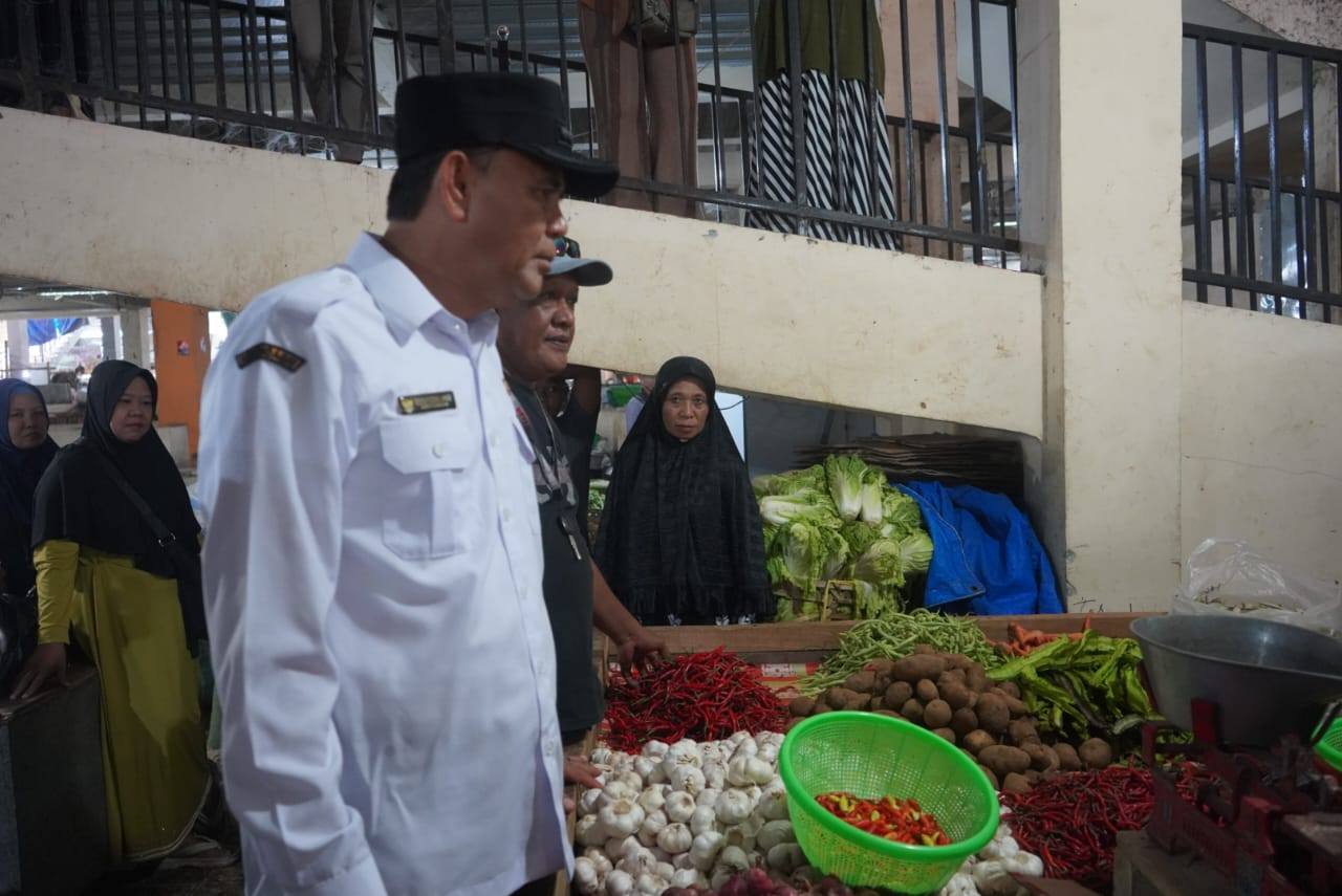Bupati Sumbawa Blusukan ke Pasar Seketeng: Pantau Harga dan Serap Aspirasi Pedagang