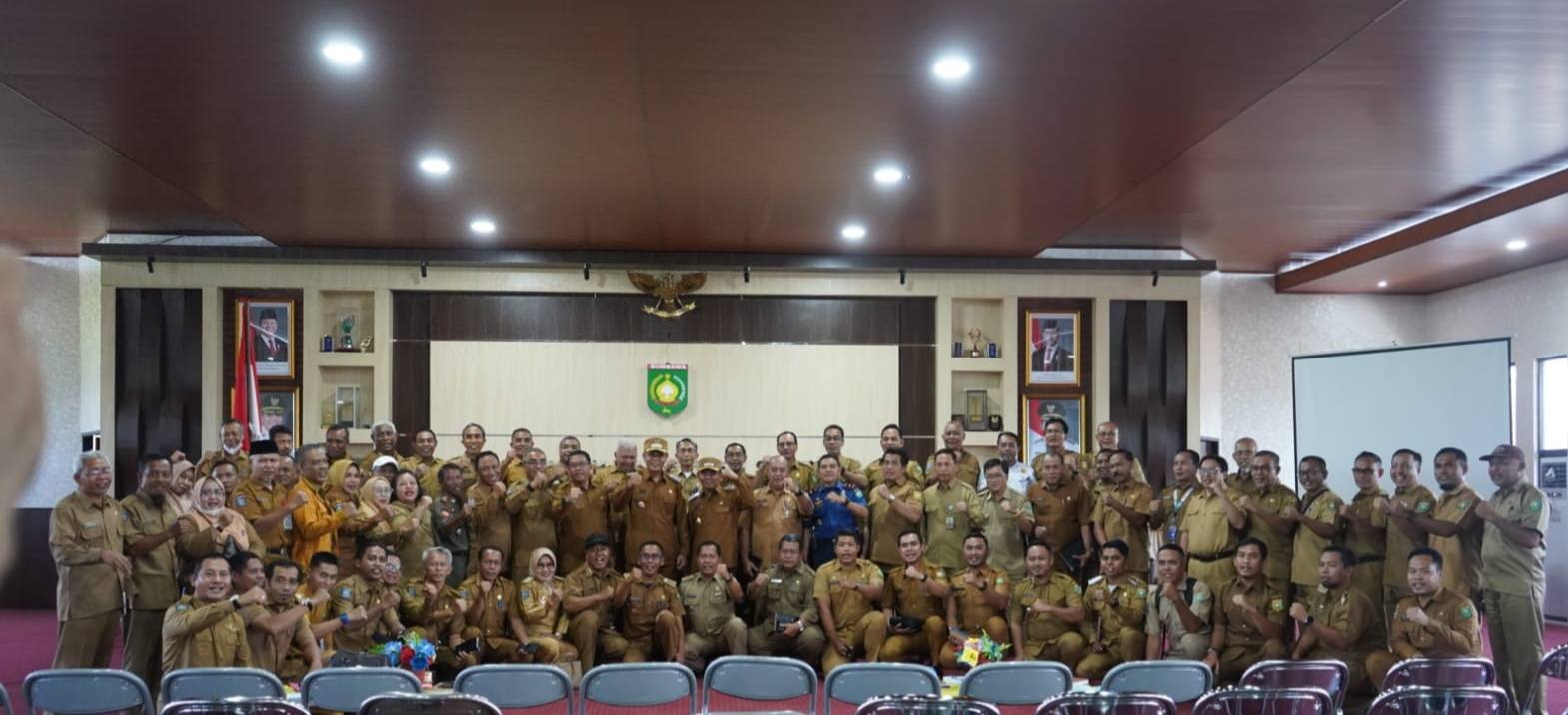 BUPATI SUMBAWA PIMPIN RAPAT PERDANA: TEKANKAN DISIPLIN, LOYALITAS, DAN PERCEPATAN PEMBANGUNAN