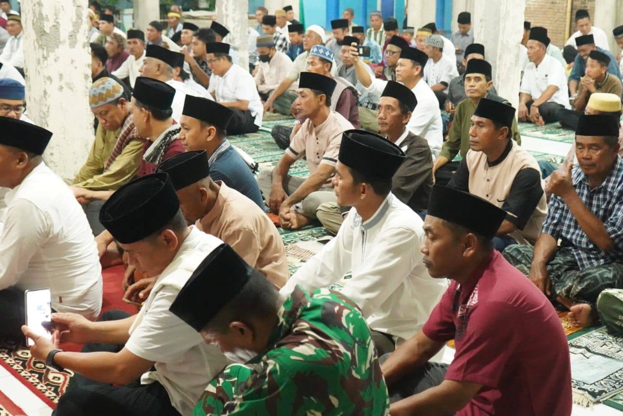 Safari Ramadhan di Dusun Labuhan Bua: Wabup Sumbawa Serahkan Berbagai Bantuan untuk Masyarakat