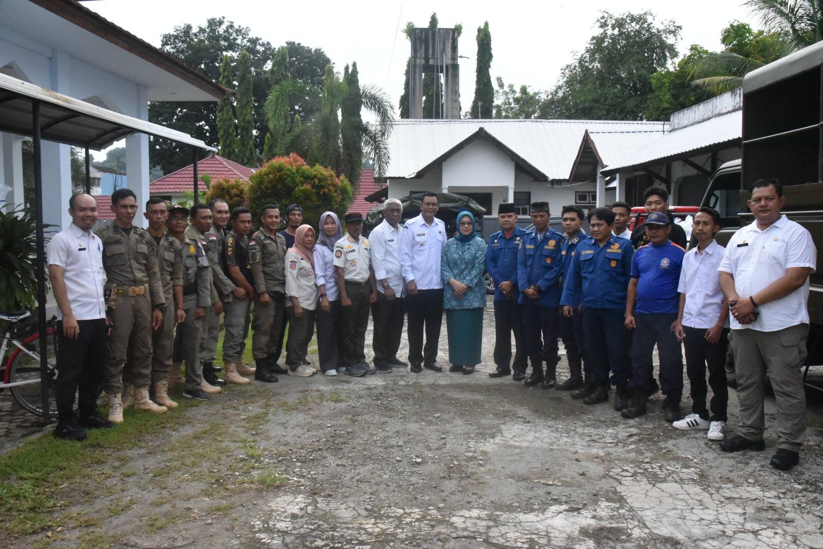 Bupati Sumbawa Serahkan 600 Paket Sembako untuk Dinas Damkar, LH, dan Sat Pol PP