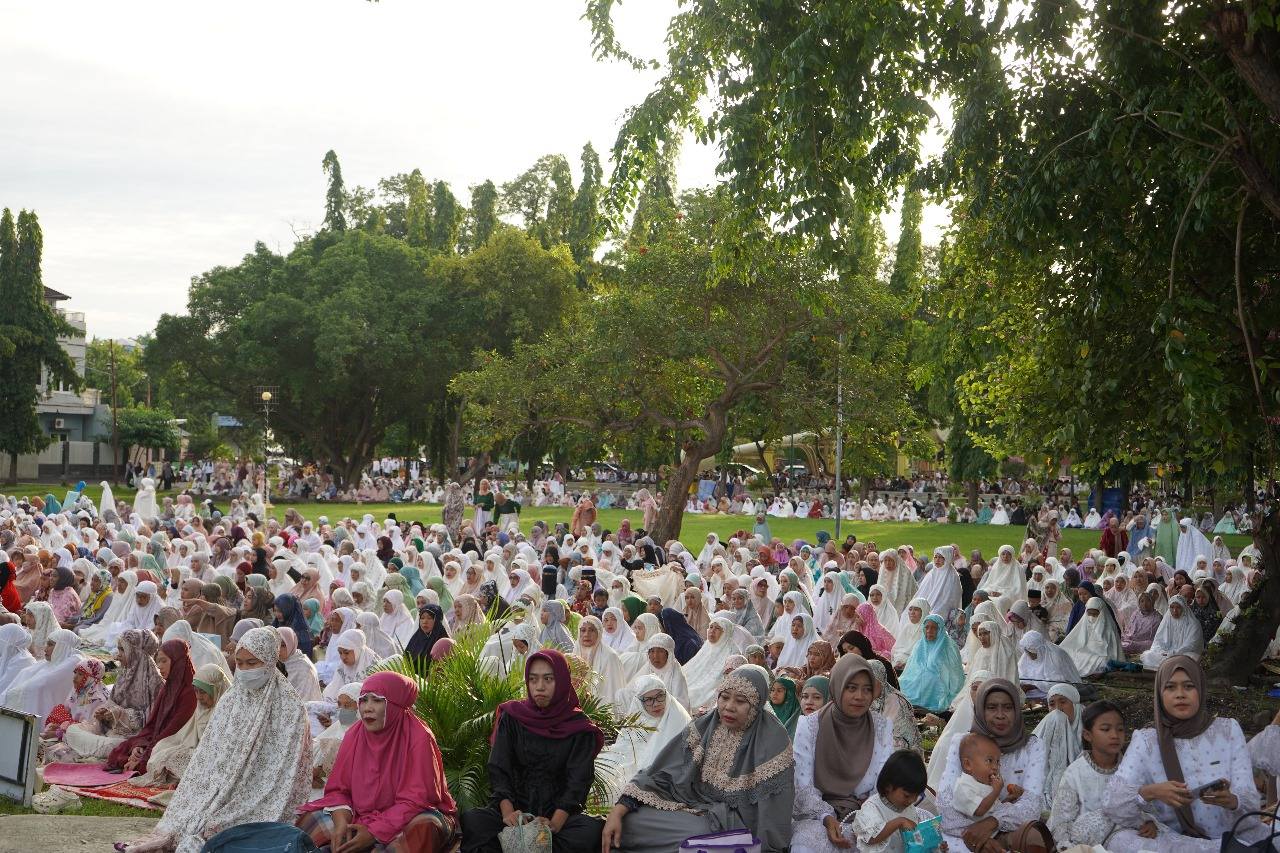 Bupati dan Wakil Bupati Sumbawa Shalat Idul Fitri 1446 H Bersama Masyarakat di Lapangan Pahlawan