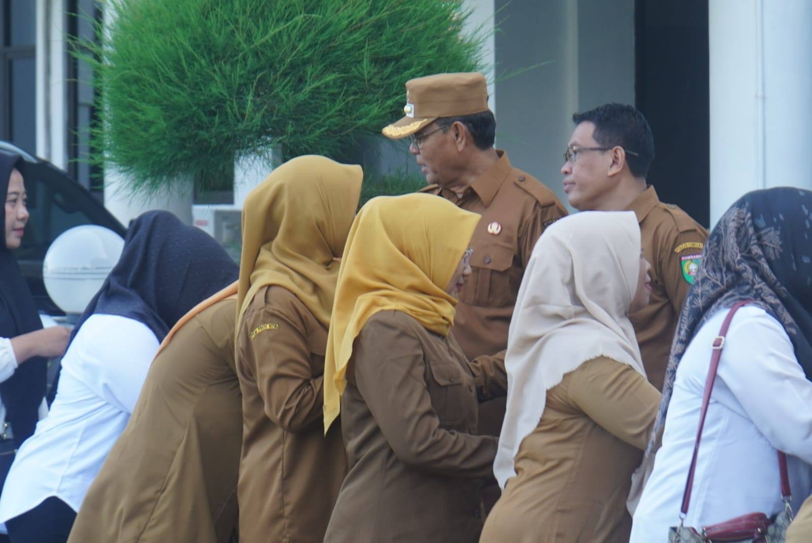 Bupati Sumbawa Pimpin Apel Hari Pertama Kerja Pasca Libur Idul Fitri 1446 H: Ajak ASN Percepat Pembangunan Daerah