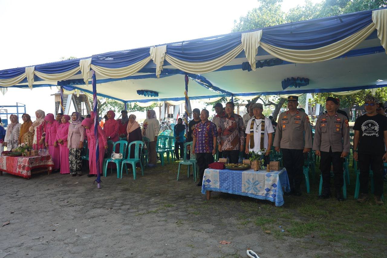 Sekda Sumbawa Buka Peringatan Hari Kartini 2025 di Pantai Saliper Ate: Dorong Kiprah Perempuan dan Pariwisata Daerah