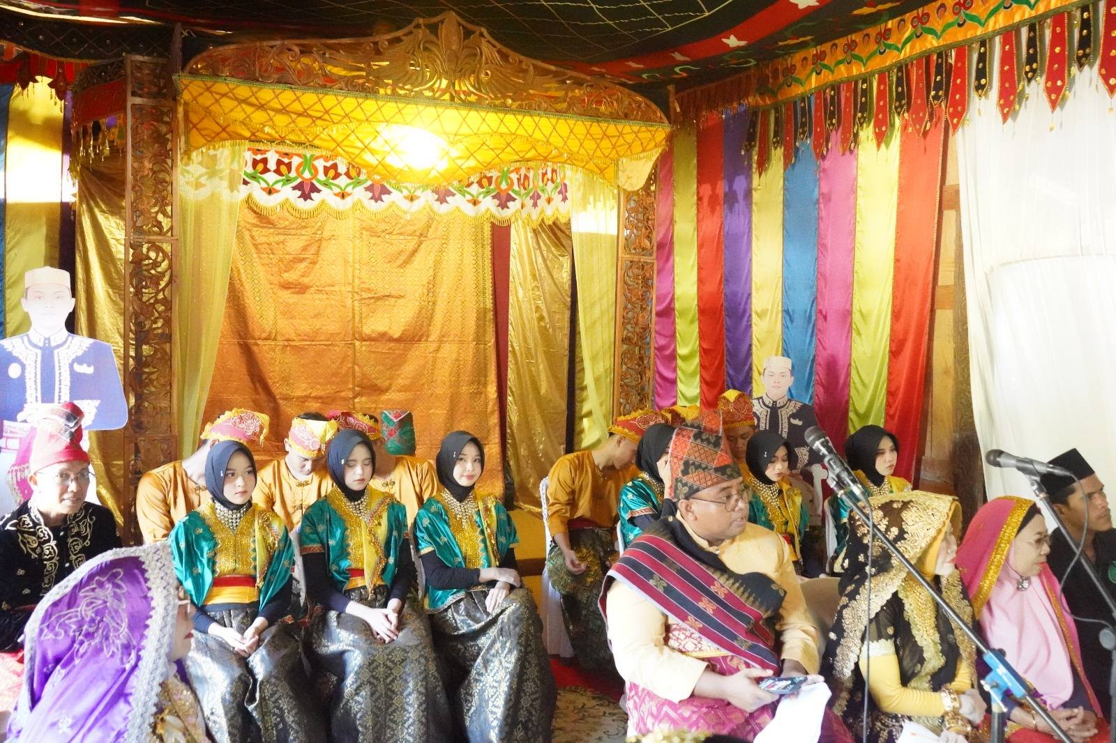 Bupati dan Wakil Bupati Sumbawa Terima Gelar Adat “Sampongo” dari Kesultanan Sumbawa