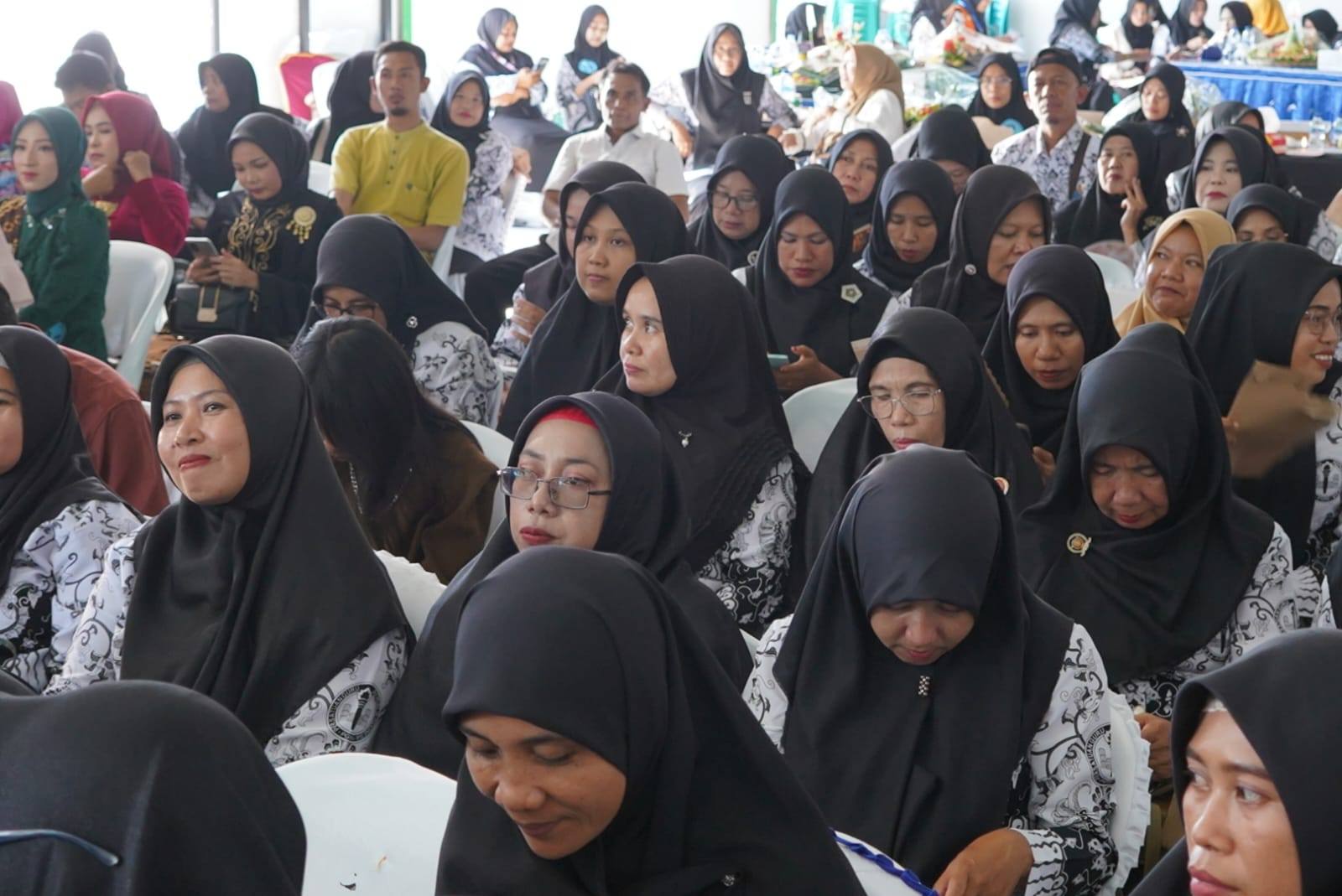 Bupati Sumbawa Hadiri Peringatan Hari Kartini dan Penobatan Ibunda Guru Sumbawa
