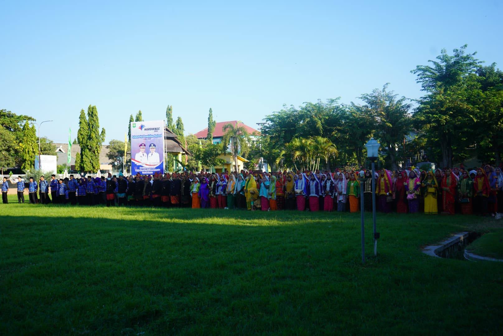 Bupati Sumbawa Pimpin Upacara Peringatan Hari Pendidikan Nasional dan Hari Otonomi Daerah ke-29 Tahun 2025