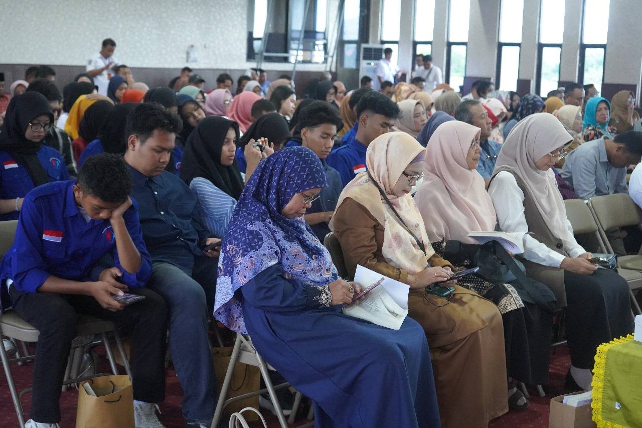 Bupati Sumbawa Buka Diskusi dan Bedah Buku “Dari Sumbawa Menggapai Puncak Eiffel” – Kisah Tokoh Besar Penggagas Otonomi Daerah