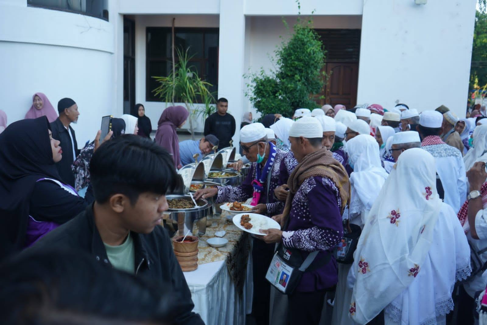 Bupati Sumbawa Sambut Hangat Kepulangan Jamaah Haji Kloter 8 Haru, Doa, dan Harapan