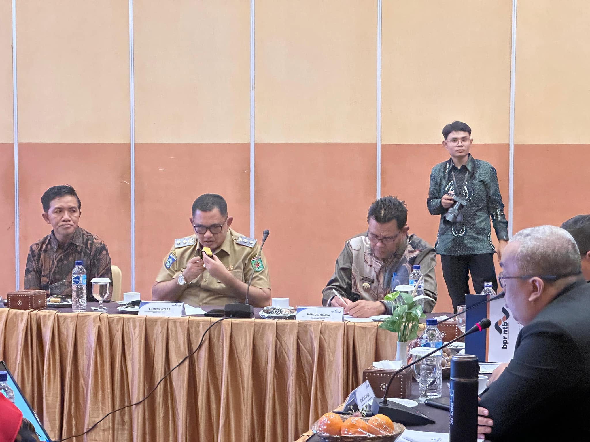 Bupati Sumbawa Hadiri RUPS PT BPR NTB
