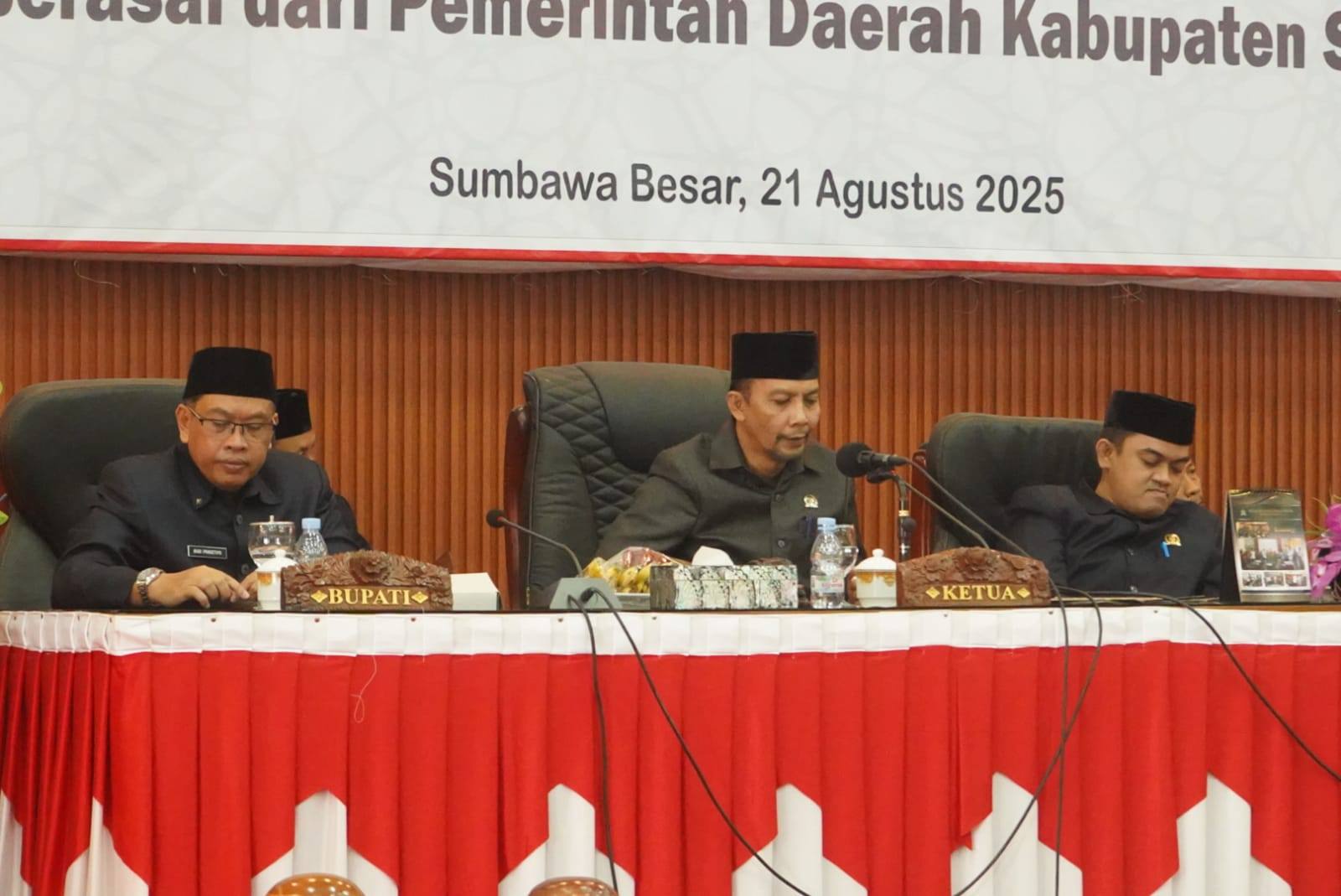Sekda Sumbawa Hadiri Rapat Paripurna Pandangan Umum Fraksi DPRD Terkait 2 Ranperda Tahun 2025