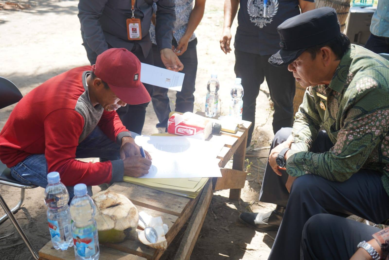 Ir. H. Syarafuddin Jarot, MP Bupati Sumbawa Serahkan 6 unit Comben Herverter