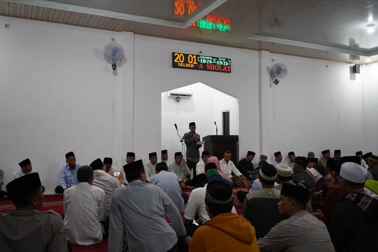 Bupati Sumbawa Serahkan Bantuan Pembangunan Masjid dan Paket Berkah Ramadan di Kecamatan Alas