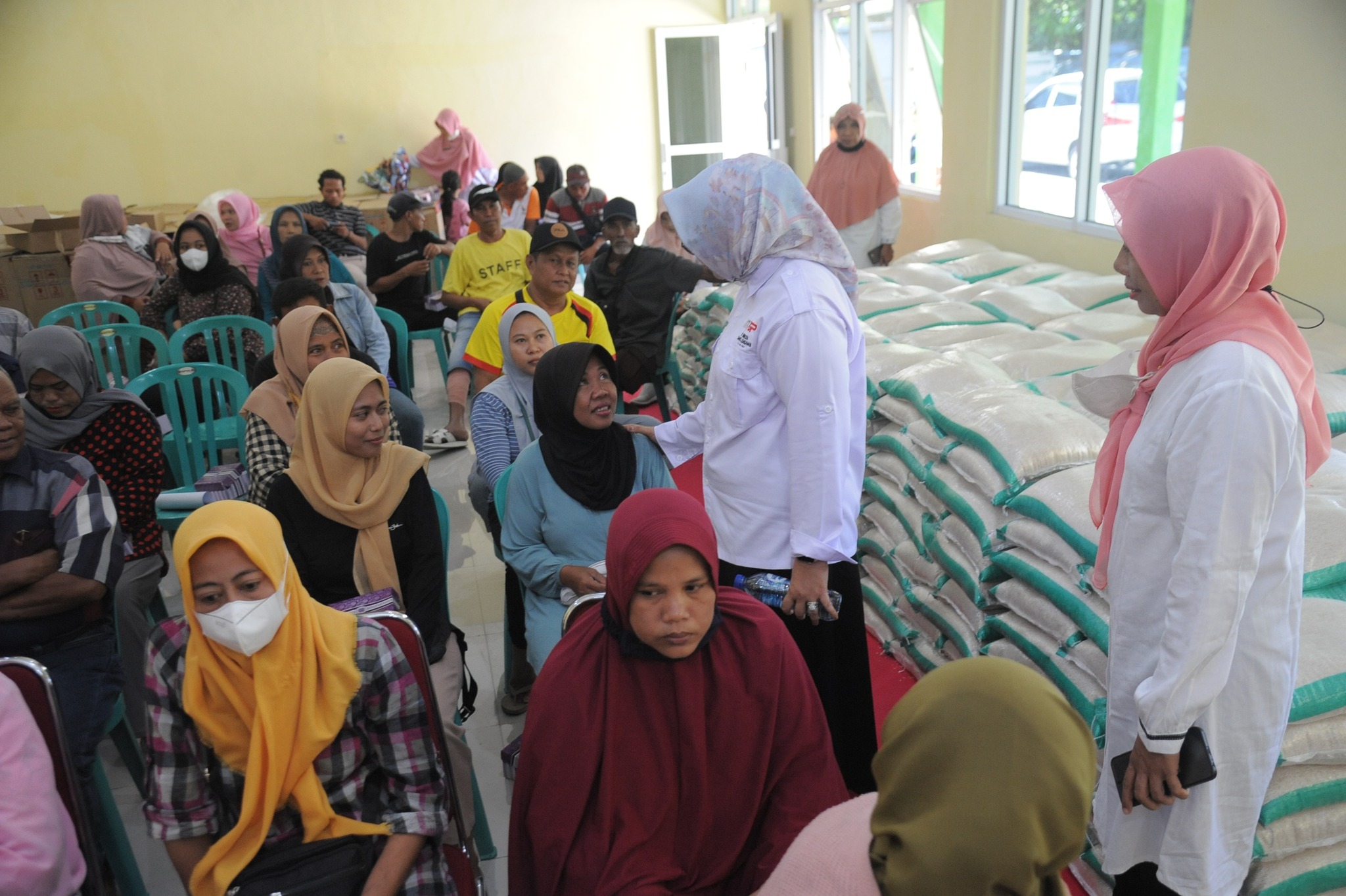 Wabup Berharap Bansos Dapat Membantu Mengurangi Beban Masyarakat