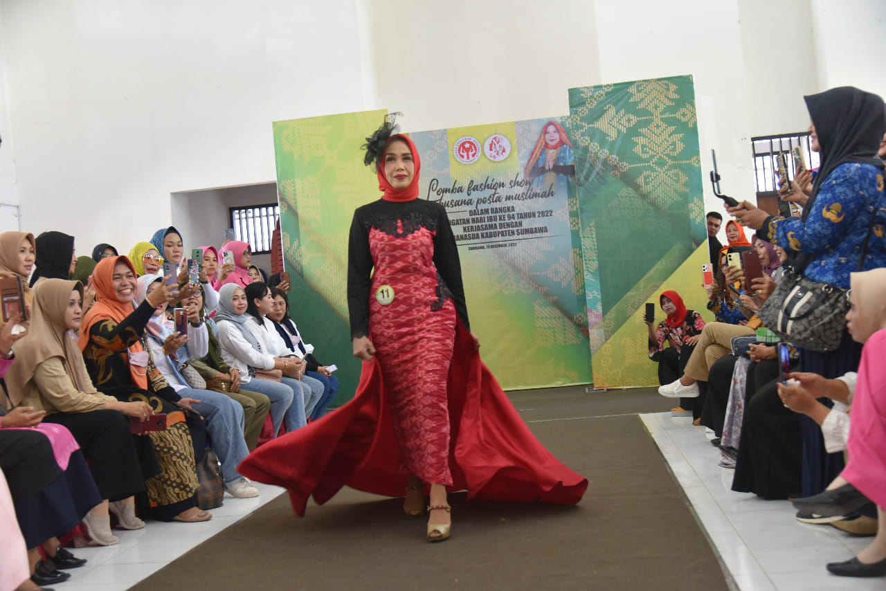 Lomba Fashion Show Busana Pesta Muslimah Dalan Rangaka Peringatan Hari Ibu ke-94 Tahu 2022 Kerjasama dengan Dekranasda Kabupaten Sumbawa