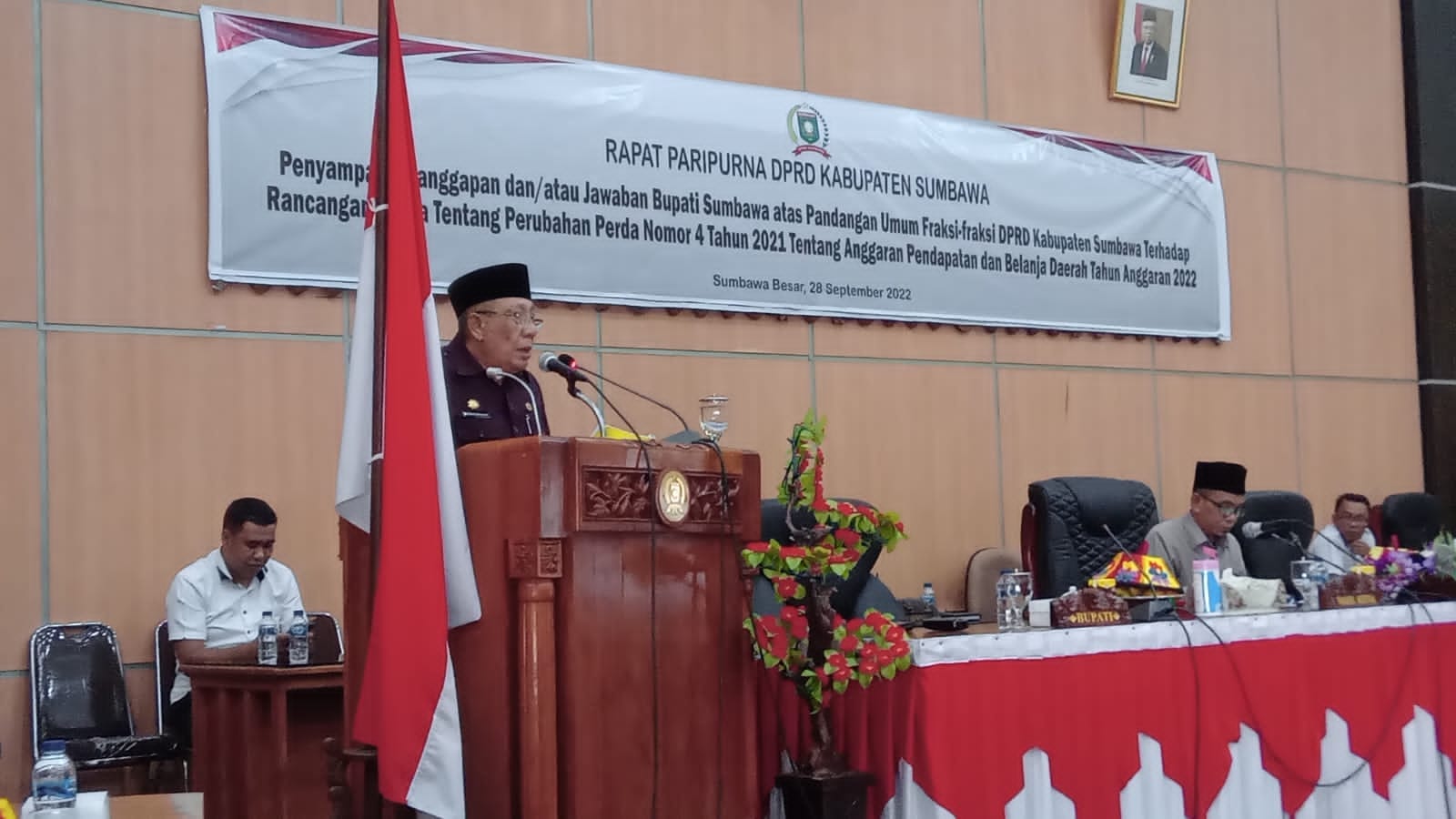 RAPAT PARIPURNA DPRD KABUPATEN SUMBAWA PENYAMPAIAN TANGGAPAN DAN JAWABAN BUPATI SUMBAWA ATAS PANDANGAN UMUM FRAKSI -FRAKSI DPRD KABUPATEN SUMBAWA TERHADAP RANCANGAN PERDA TENTANG PERUBAHAN PERDA NOMER