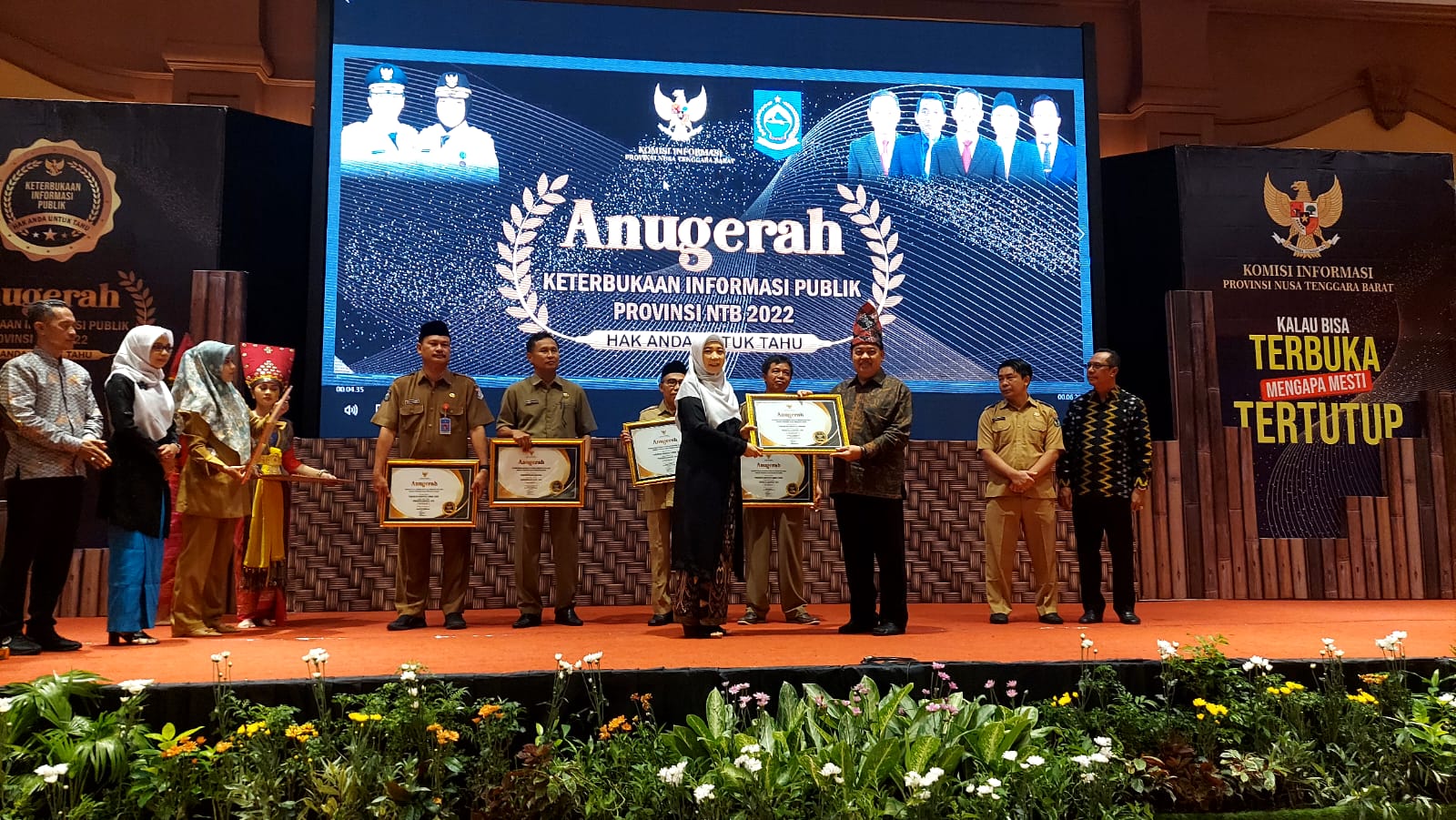 Pemkab Sumbawa Raih Anugerah Keterbukaan Informasi Publik Kategori Informatif Untuk Kedua Klianya