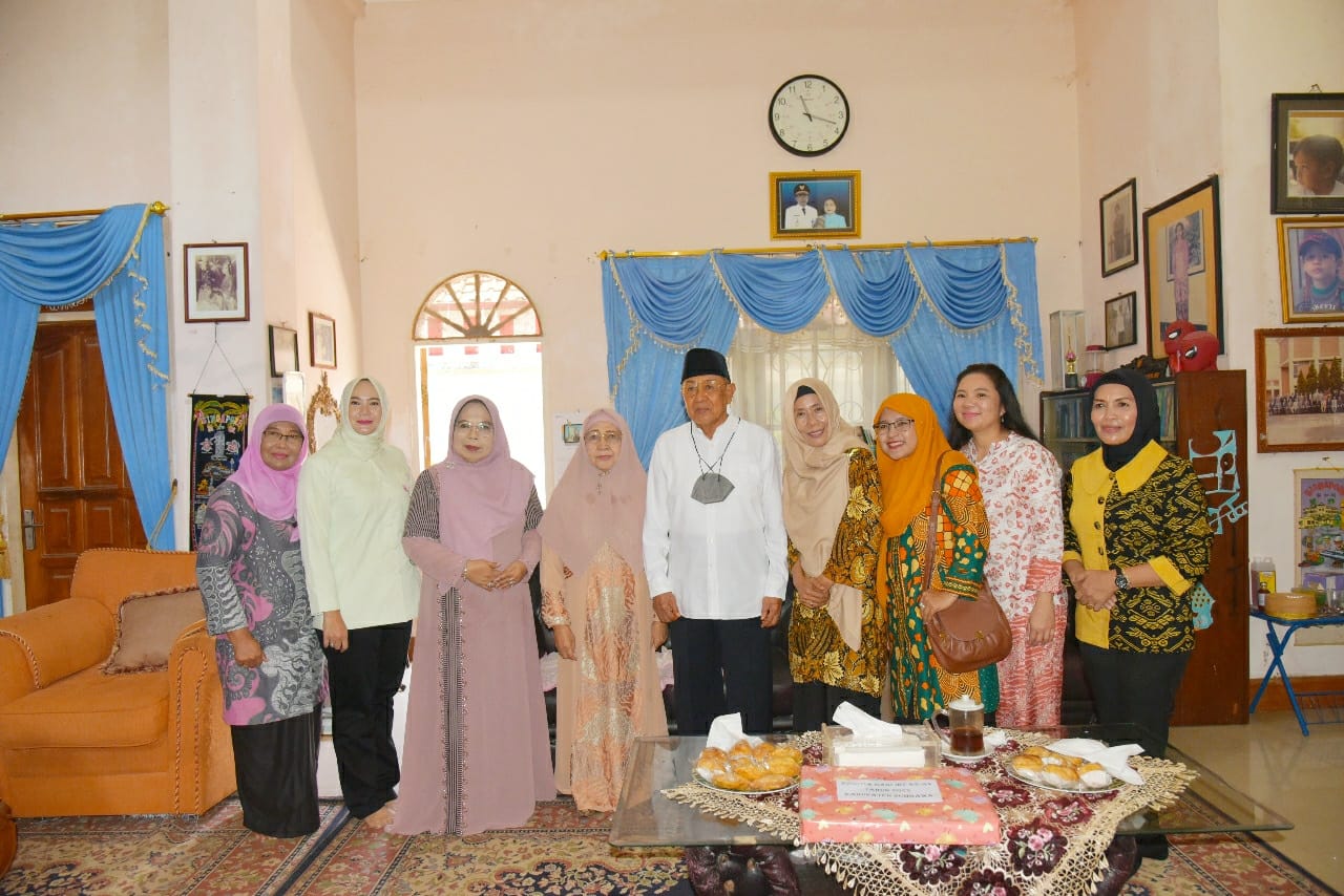 Peringatan Hari Ibu Kunjungan ke Ibu-Ibu Sepuh Sumbawa 