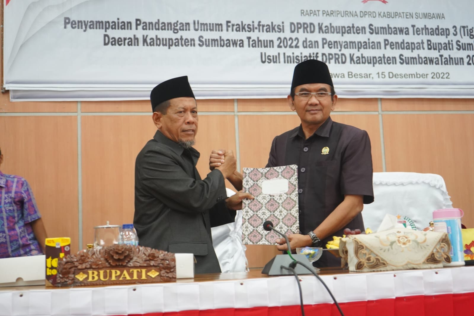 Penyampaian Pandangan Umum Fraksi-fraksi DPRD Kabupaten Sumbawa Terhadap 3 (tiga) Raperda yang berasal dari Pemerintah Daerah Kabupaten Sumbawa Tahun 2022 dan Penyampaian Pendapat Bupati Sumbawa Terha