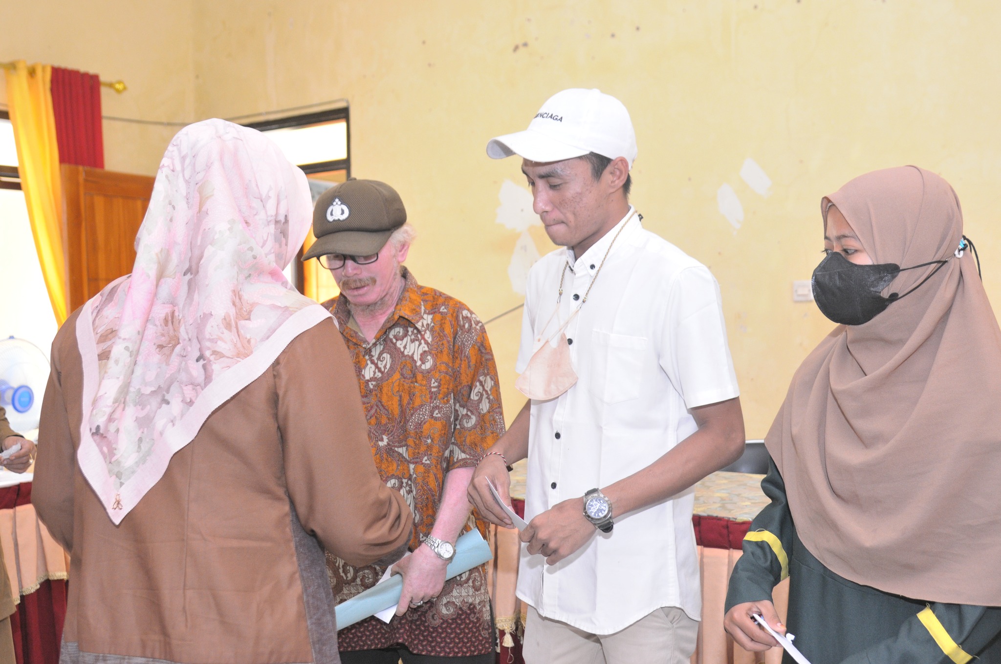 Pemkab Sumbawa Salurkan BLT Kepada Masyarakat Rentan Miskin