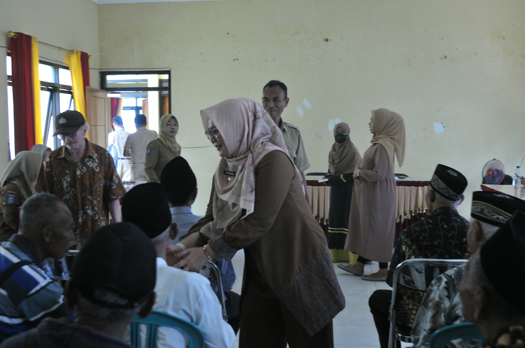 Pemkab Sumbawa Salurkan BLT Kepada Masyarakat Rentan Miskin