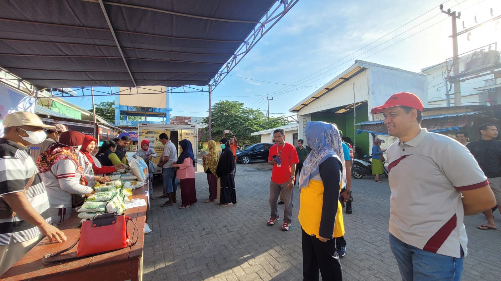 Peninjauan Operasi Pasar Murah kerjasama Tim Pengendalian Inflansi Daerah (TPID) Kabupaten Sumbawa dengan Bulog Kantor Cabang Sumbawa 