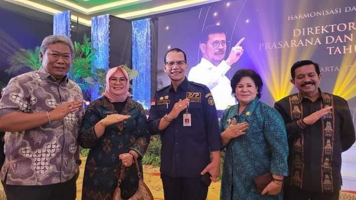 Wakil Bupati Sumbawa Hj. Dewi Noviany, S.Pd. M.Pd., menyerahkan piagam penghargaan kepada Prof. Dr. H. Syahrul Yasin Limpo, SH. M.Si. MH