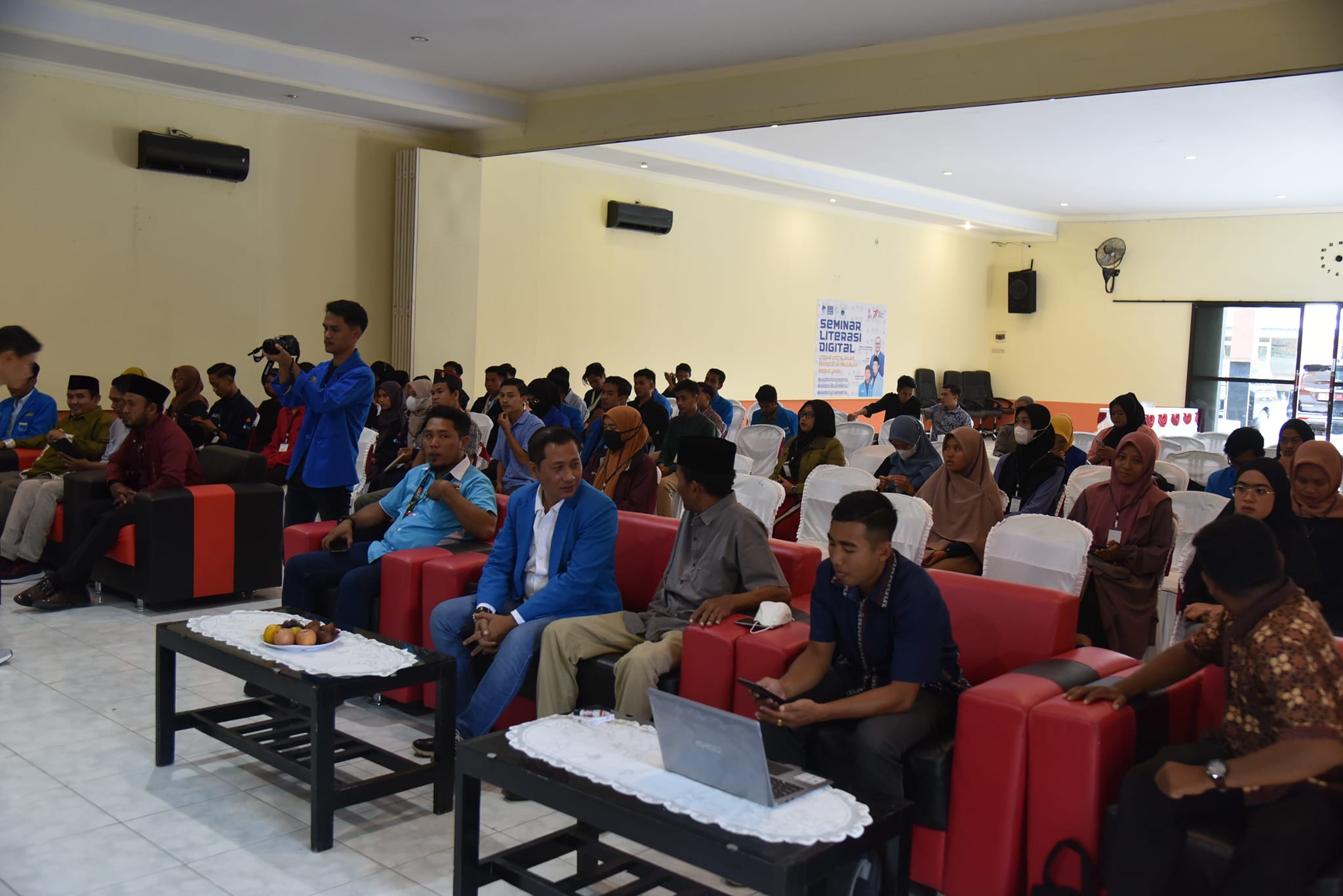 Seminar Literasi Digital 2022 "Literasi Digital Dalam Peningkatan Penjualan Produk UMKM" -