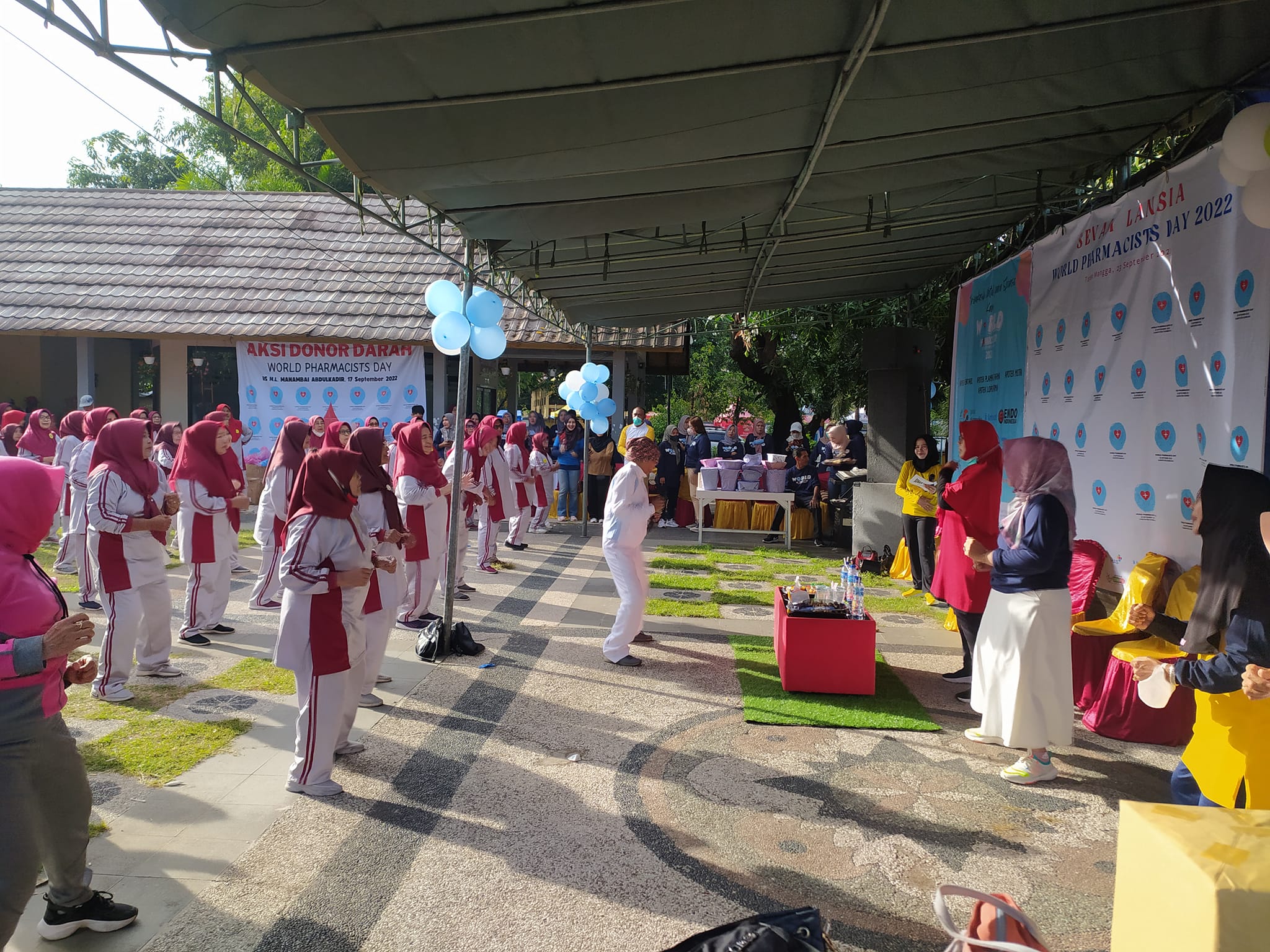 Wakil Bupati Sumbawa Hj. Dewi Noviany, S.Pd.,M.Pd menghadiri dan membuka secara langsung "Senam Lansia" dalam rangka "World Pharmacists Day" yang bertempat di taman mangga
