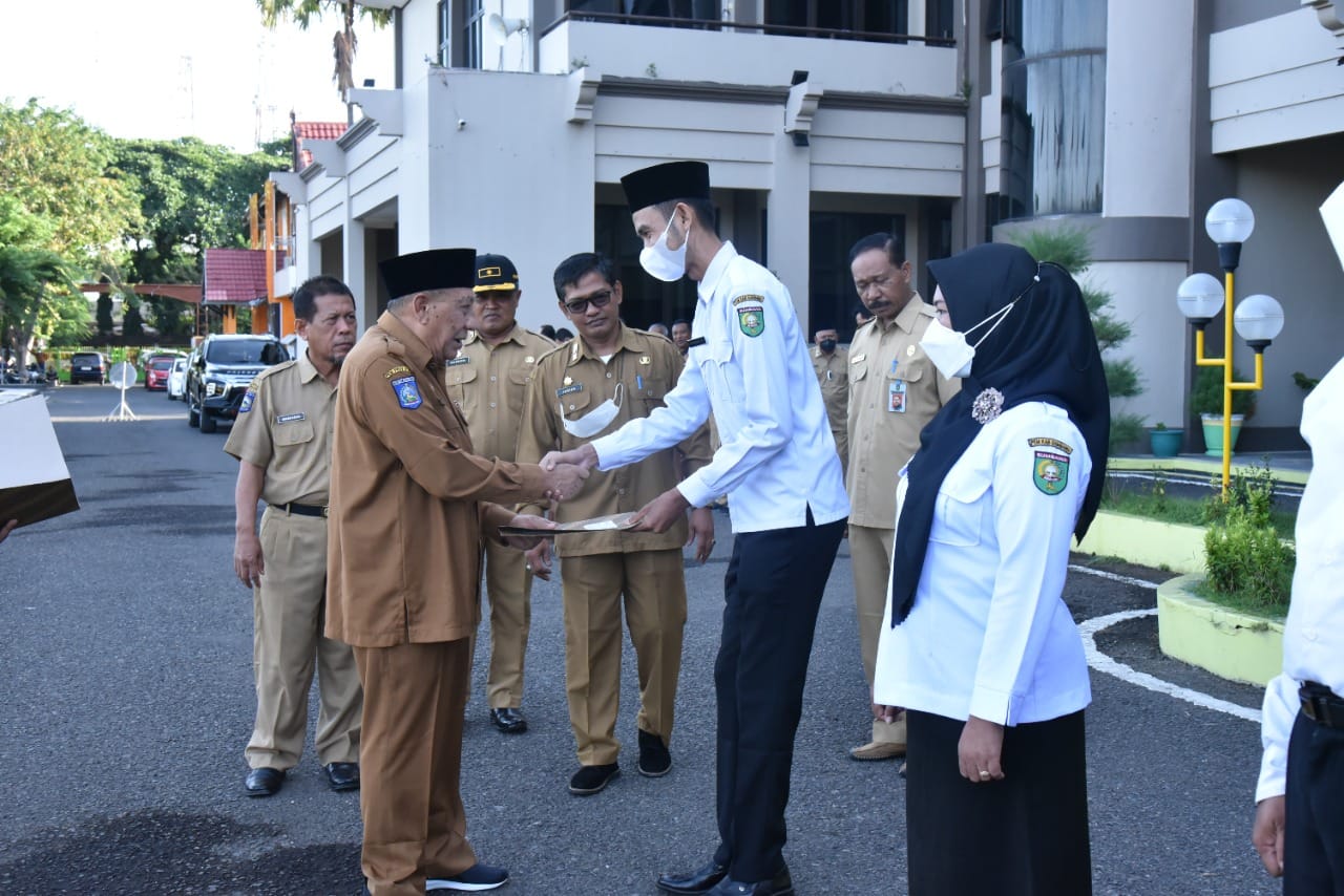 Upacara senin pertama bulan Juli tahun 2022 dirangkaikan dengan penyerahan SK PPPK bertempat di halaman Kantor Bupati Sumbawa