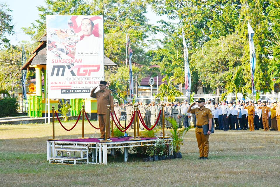 Upacara senin pertama bulan Juli tahun 2022 dirangkaikan dengan penyerahan SK PPPK bertempat di halaman Kantor Bupati Sumbawa