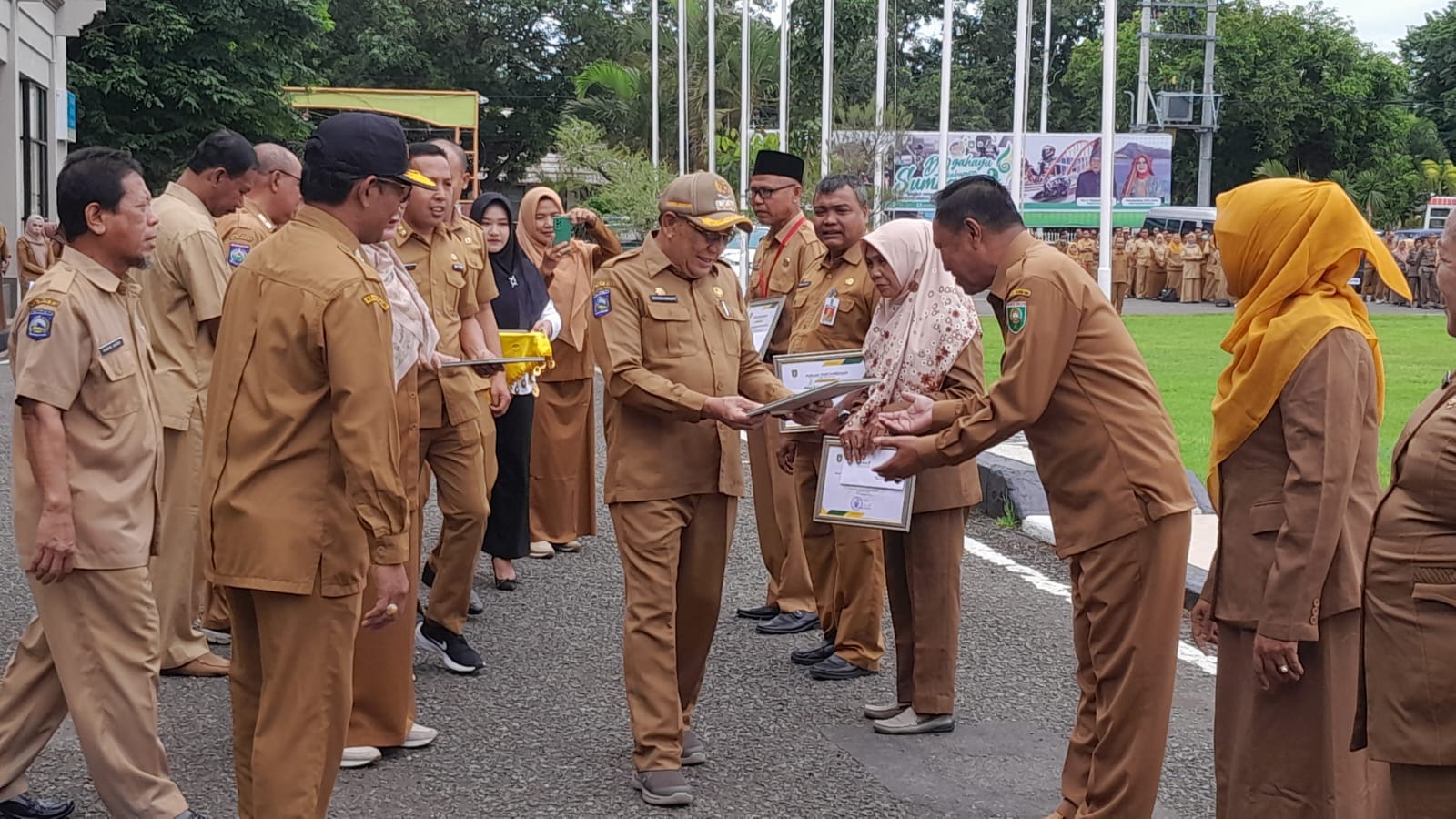 BUPATI SUMBAWA MEMIMPIN UPACARA SENIN PERTAMA DI BULAN FEBRUARI 2023