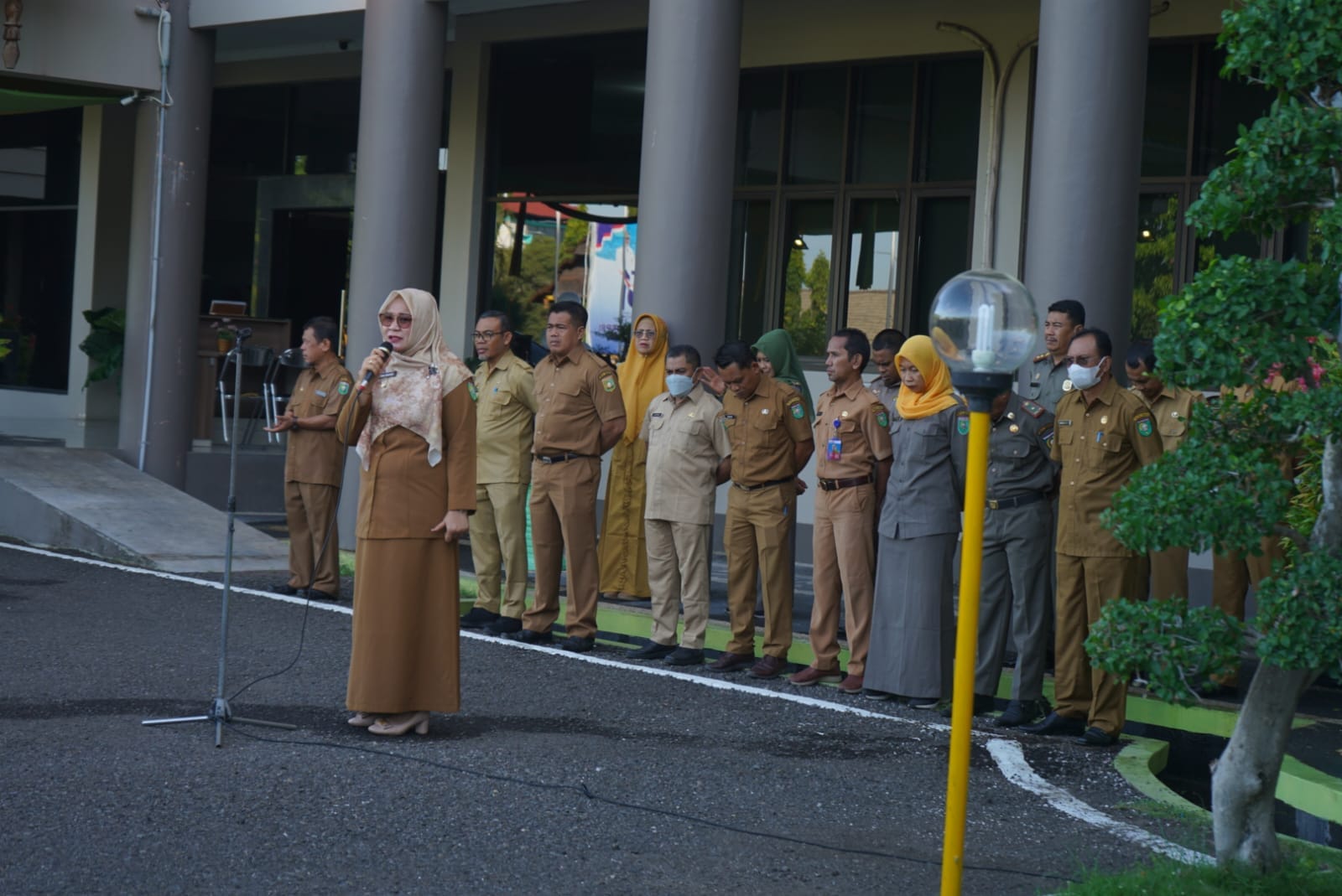 Wabup Novy Ajak ASN Bekerja Ikhlas Saat Pimpin Apel Pagi Senin 12 Desember 2022 