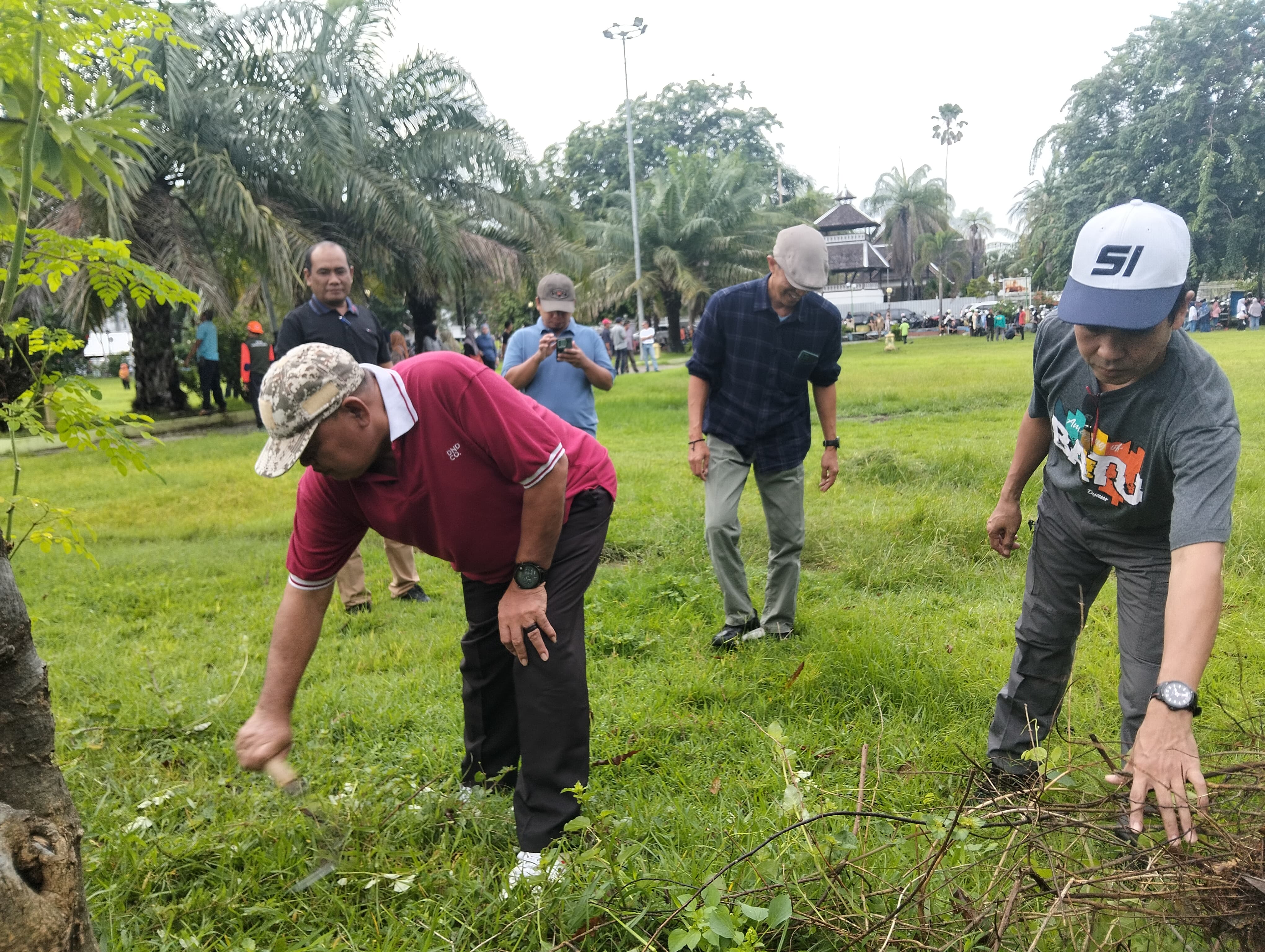Bupati dan Wakil Bupati Sumbawa Pimpin Gotong Royong Bersihkan Lapangan Pahlawan