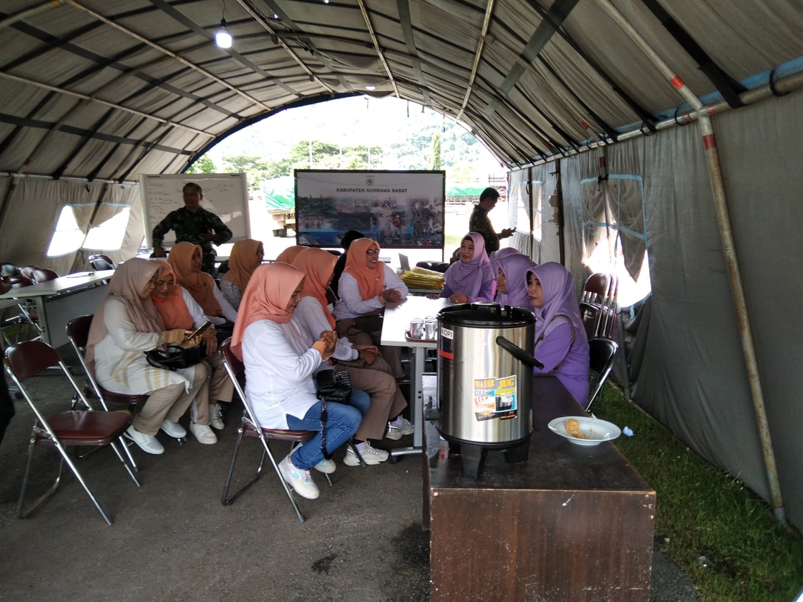 Penyerahan Bantuan Korban Bencana Banjir di Sumbawa Barat oleh DWP Persatuan Kabupaten Sumbawa. 