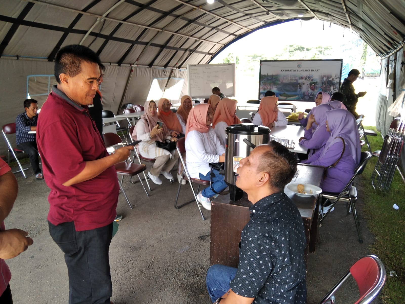 Penyerahan Bantuan Korban Bencana Banjir di Sumbawa Barat oleh DWP Persatuan Kabupaten Sumbawa. 