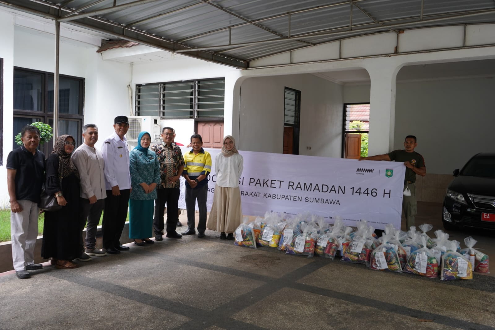 Bupati Sumbawa Terima 5.200 Paket Sembako Ramadhan dari PT. AMNT untuk Masyarakat