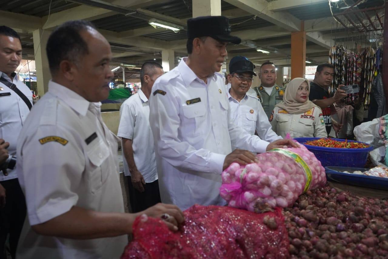 Bupati Sumbawa Blusukan ke Pasar Seketeng: Pantau Harga dan Serap Aspirasi Pedagang